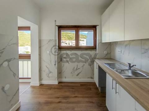 T2 remodelado centro de Sesimbra