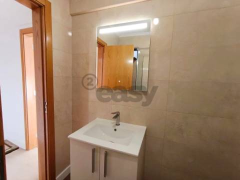 T2 remodelado centro de Sesimbra