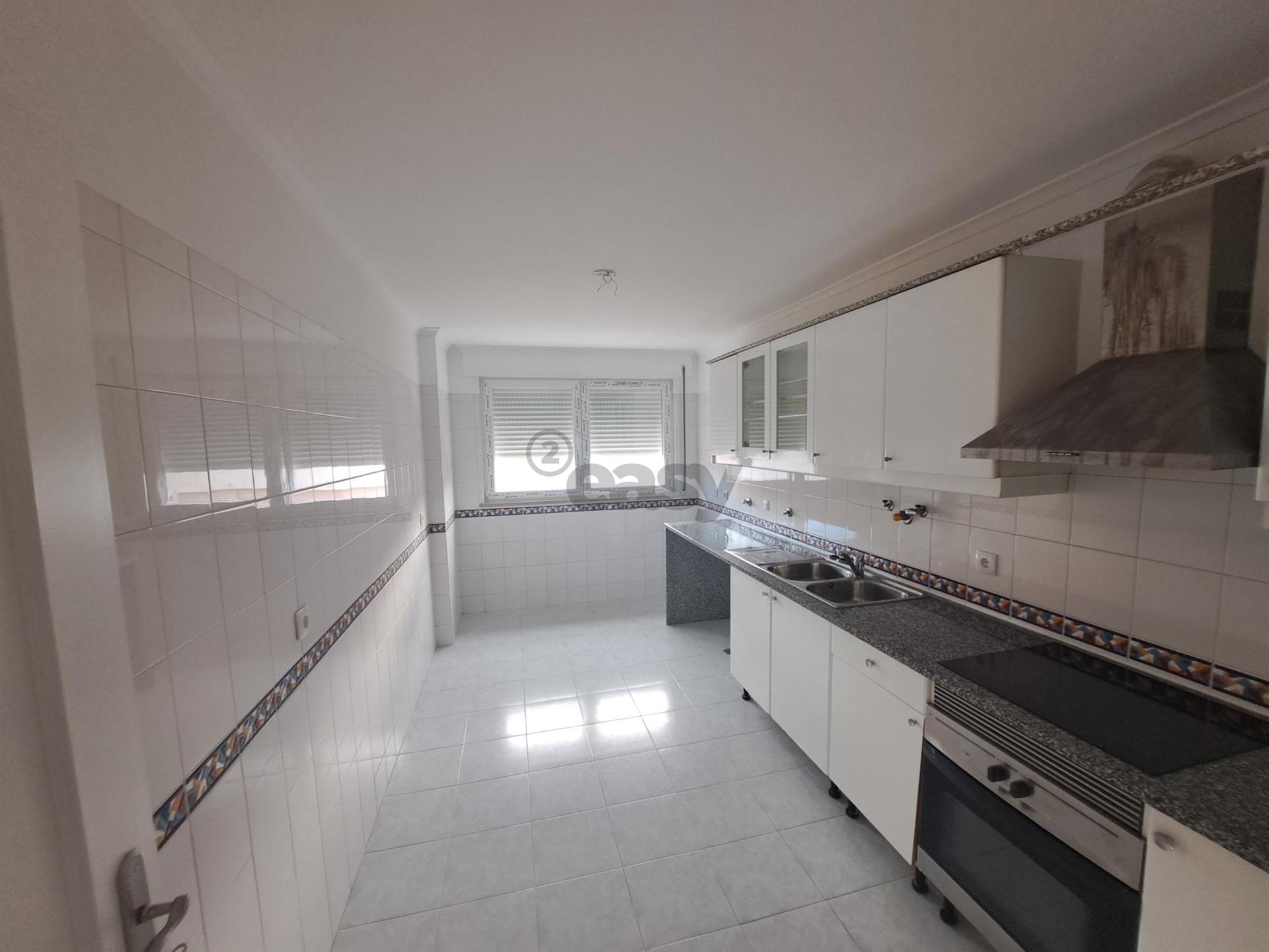 Apartamento T4 Duplex - Avenida de Fitares