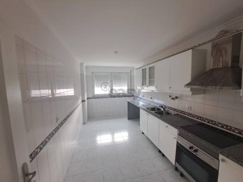 Apartamento T4 Duplex - Avenida de Fitares