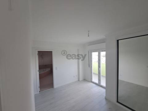 Apartamento T4 Duplex - Avenida de Fitares
