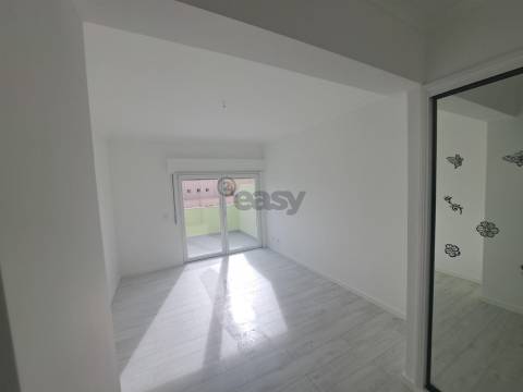 Apartamento T4 Duplex - Avenida de Fitares