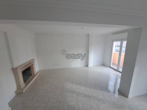 Apartamento T4 Duplex - Avenida de Fitares