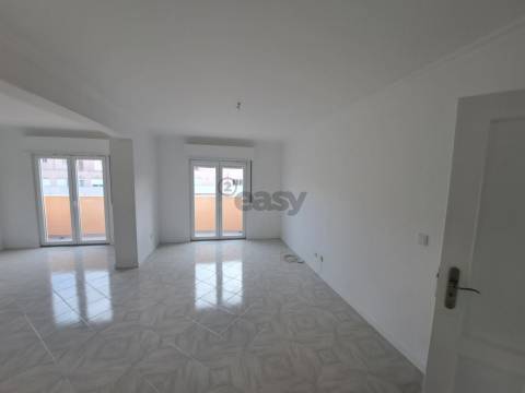 Apartamento T4 Duplex - Avenida de Fitares