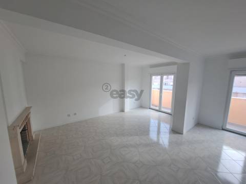 Apartamento T4 Duplex - Avenida de Fitares