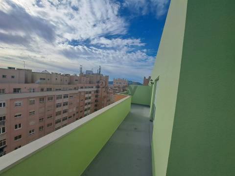 Apartamento T4 Duplex - Avenida de Fitares