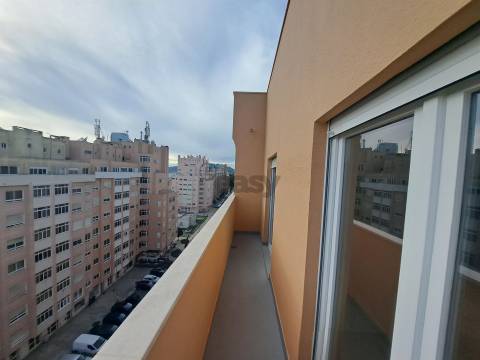 Apartamento T4 Duplex - Avenida de Fitares