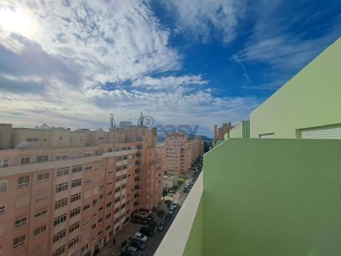 Apartamento T4 Duplex - Avenida de Fitares