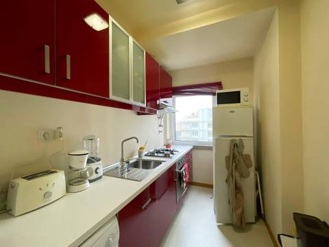 T2 totalmente remodelado equipado e mobilado para arrendar em Benfica, perto da Igreja.