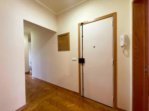 T2 totalmente remodelado equipado e mobilado para arrendar em Benfica, perto da Igreja.