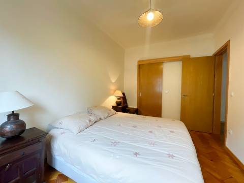 T2 totalmente remodelado equipado e mobilado para arrendar em Benfica, perto da Igreja.