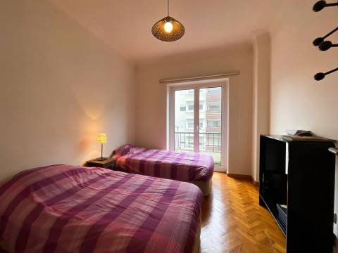 T2 totalmente remodelado equipado e mobilado para arrendar em Benfica, perto da Igreja.