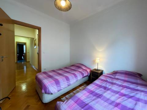 T2 totalmente remodelado equipado e mobilado para arrendar em Benfica, perto da Igreja.