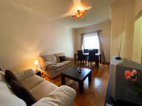 T2 totalmente remodelado equipado e mobilado para arrendar em Benfica, perto da Igreja.