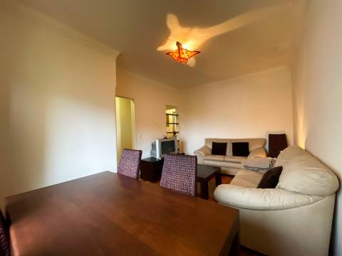 T2 totalmente remodelado equipado e mobilado para arrendar em Benfica, perto da Igreja.