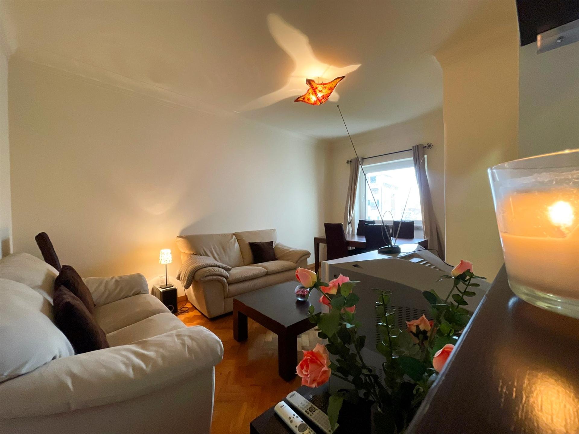 T2 totalmente remodelado equipado e mobilado para arrendar em Benfica, perto da Igreja.