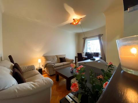 T2 totalmente remodelado equipado e mobilado para arrendar em Benfica, perto da Igreja.