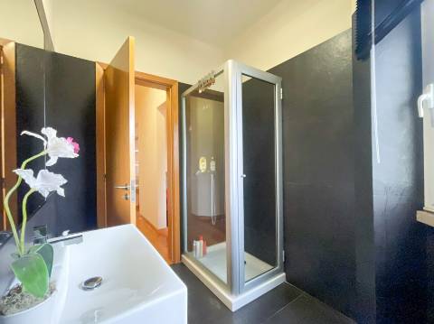 T2 totalmente remodelado equipado e mobilado para arrendar em Benfica, perto da Igreja.