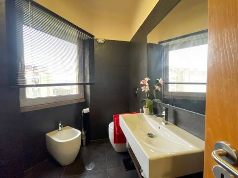 T2 totalmente remodelado equipado e mobilado para arrendar em Benfica, perto da Igreja.