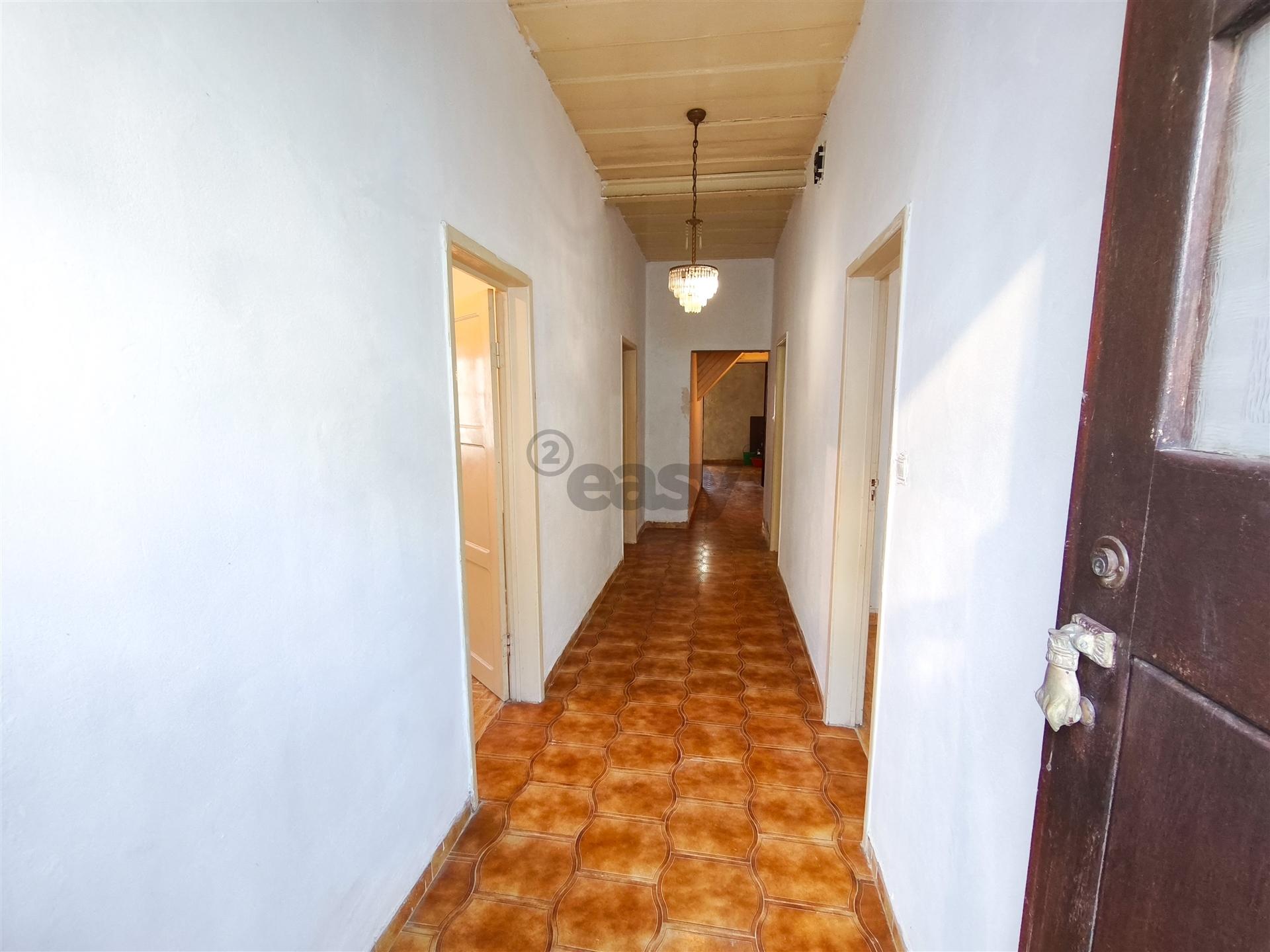 Apartamento T3 para remodelação na zona histórica de Alvalade Sado