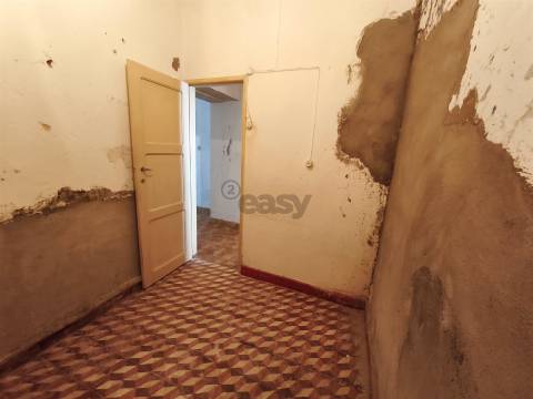Apartamento T3 para remodelação na zona histórica de Alvalade Sado