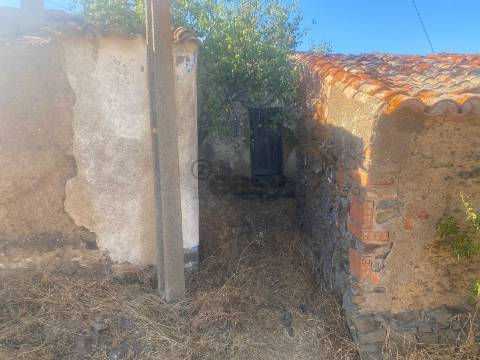 Moradia com 9 divisões para remodelar, Alcaria do Coelho, São Marcos da Ataboeira