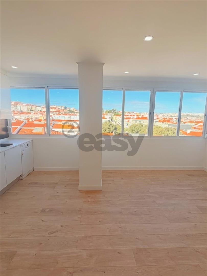 T4 Totalmente Remodelado na Zona Nobre da Damaia