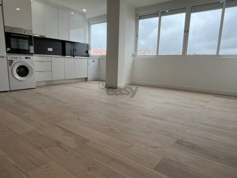 T4 Totalmente Remodelado na Zona Nobre da Damaia