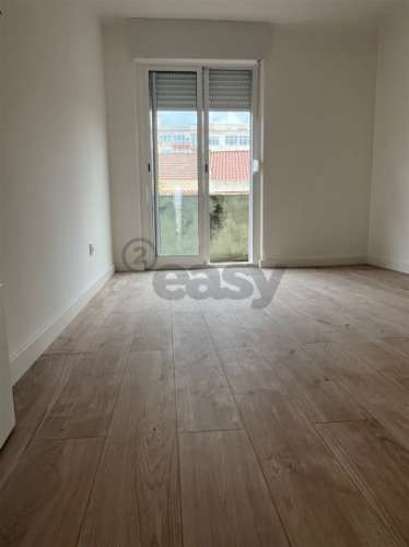 T4 Totalmente Remodelado na Zona Nobre da Damaia