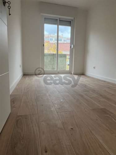 T4 Totalmente Remodelado na Zona Nobre da Damaia