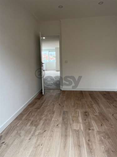 T4 Totalmente Remodelado na Zona Nobre da Damaia