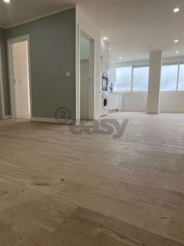 T4 Totalmente Remodelado na Zona Nobre da Damaia