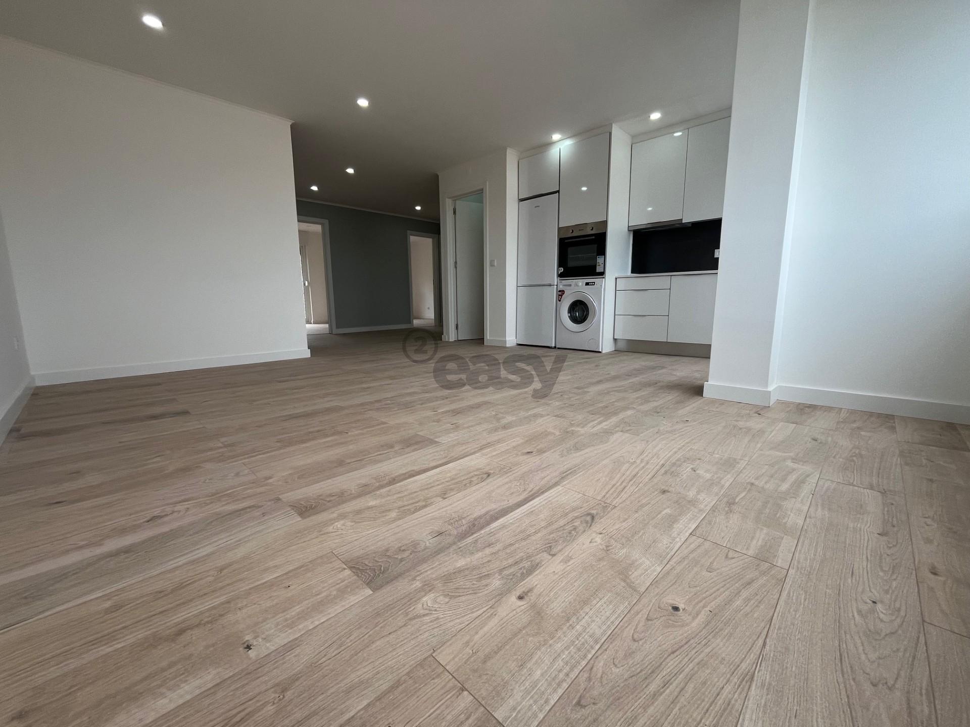 T4 Totalmente Remodelado na Zona Nobre da Damaia