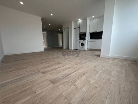 T4 Totalmente Remodelado na Zona Nobre da Damaia