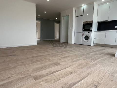 T4 Totalmente Remodelado na Zona Nobre da Damaia