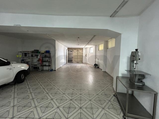 Armazém/Estacionamento Fechado – 155 m² – Tapada das Mercês