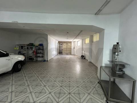 Armazém/Estacionamento Fechado – 155 m² – Tapada das Mercês