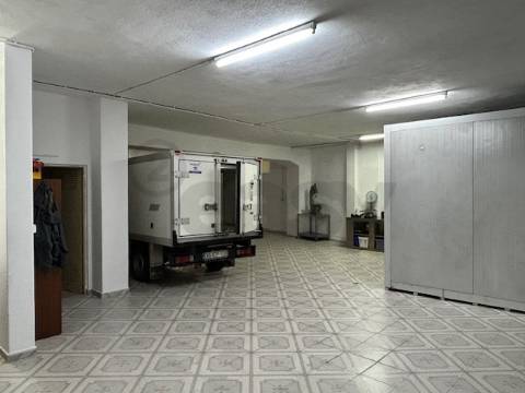 Armazém/Estacionamento Fechado – 155 m² – Tapada das Mercês