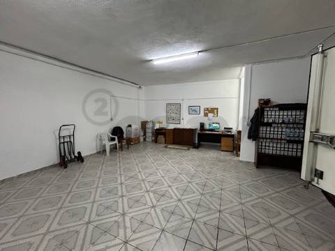 Armazém/Estacionamento Fechado – 155 m² – Tapada das Mercês