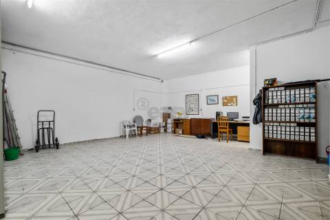 Armazém/Estacionamento Fechado – 155 m² – Tapada das Mercês