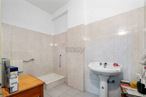 Armazém/Estacionamento Fechado – 155 m² – Tapada das Mercês