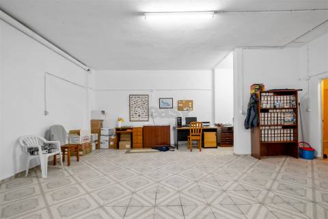 Armazém/Estacionamento Fechado – 155 m² – Tapada das Mercês