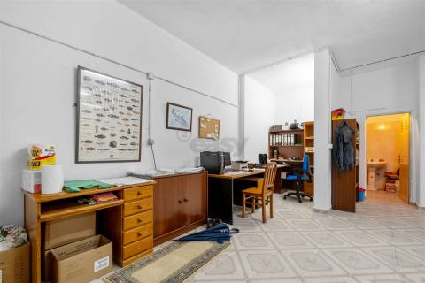 Armazém/Estacionamento Fechado – 155 m² – Tapada das Mercês