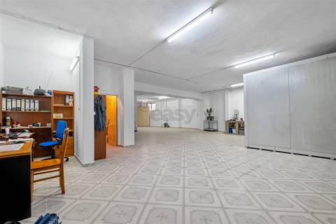 Armazém/Estacionamento Fechado – 155 m² – Tapada das Mercês