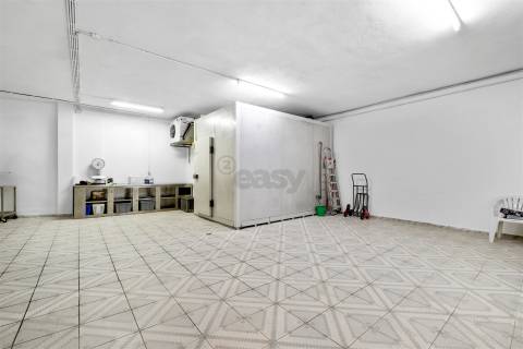 Armazém/Estacionamento Fechado – 155 m² – Tapada das Mercês