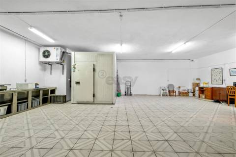 Armazém/Estacionamento Fechado – 155 m² – Tapada das Mercês