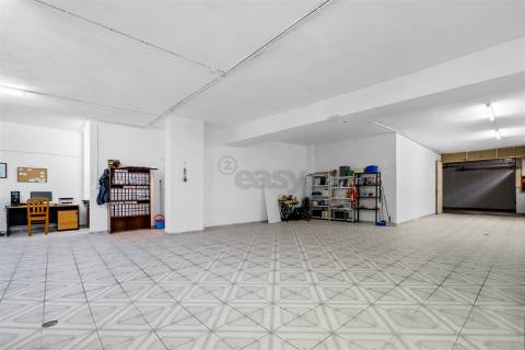 Armazém/Estacionamento Fechado – 155 m² – Tapada das Mercês