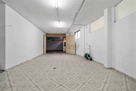 Armazém/Estacionamento Fechado – 155 m² – Tapada das Mercês