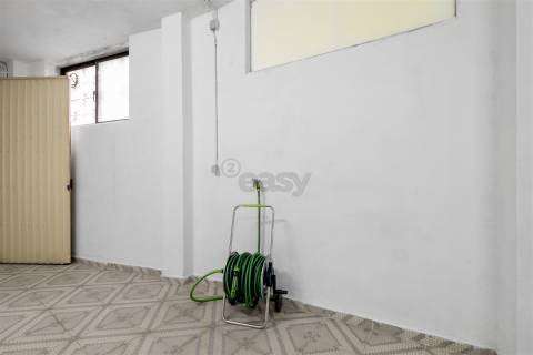 Armazém/Estacionamento Fechado – 155 m² – Tapada das Mercês