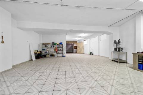 Armazém/Estacionamento Fechado – 155 m² – Tapada das Mercês